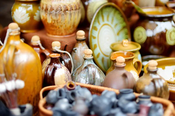 ヴィリニュスのイースターマーケットで販売されている陶器料理 ジャグ リトアニアの首都の伝統工芸展は毎年3月に旧市街の通りで開催されます — ストック写真