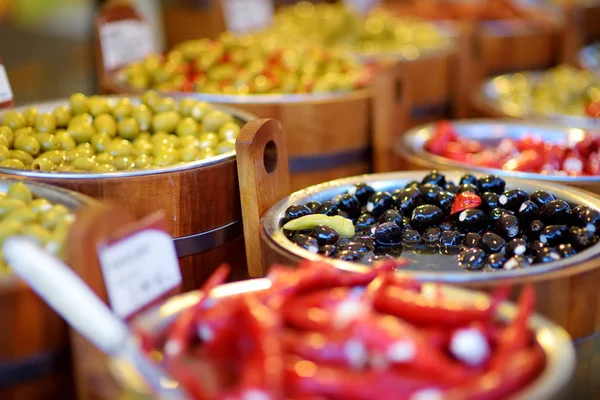 Organiczne Marynowane Oliwki Czosnek Ostra Papryka Kapary Suszone Pomidory Sprzedawane — Zdjęcie stockowe