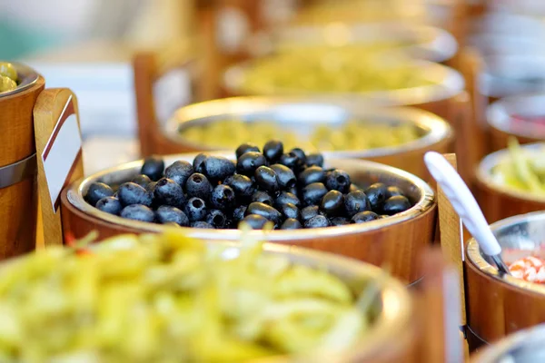 Surtido Aceitunas Orgánicas Escabeche Ajo Pimientos Picantes Alcaparras Tomates Secos —  Fotos de Stock