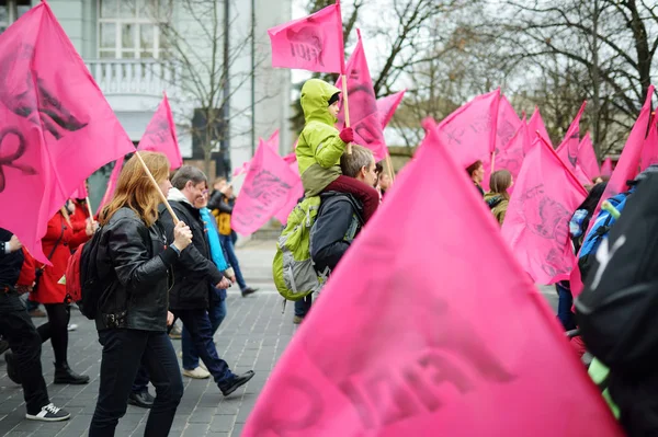 Vilnius, Litouwen - 9 april 2016: Mensen die deelnemen aan Fidi, een humoristisch evenement dat jaarlijks wordt georganiseerd door de Faculteit Fysica van de Universiteit van Vilnius — Stockfoto