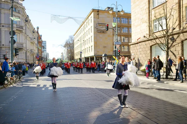VILNIUS, LITUANIA - 11 DE ABRIL DE 2015: Personas que participan en el Día de los Físicos (FiDi), un evento humorístico organizado anualmente por la Facultad de Física de la Universidad de Vilna —  Fotos de Stock