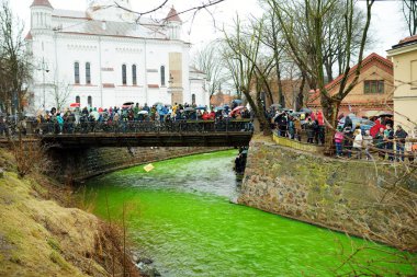 Vilnius, Litvanya - 16 Mart 2019: Yüzlerce insan kutlamaların ve Vilnius 'taki Aziz Patrick Günü' nün tadını çıkarıyor.