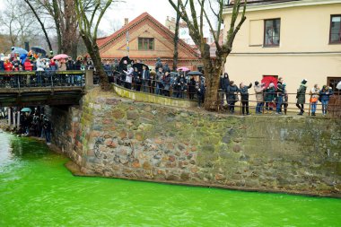 Vilnius, Litvanya - 16 Mart 2019: Yüzlerce insan kutlamaların ve Vilnius 'taki Aziz Patrick Günü' nün tadını çıkarıyor.