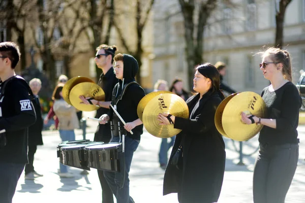 VILNIUS, LITHUANIA - APRIL 7, 2018: People participating in Physicists Day (FiDi), a humorous event organized annually by The Faculty of Physics of Vilnius University — 스톡 사진