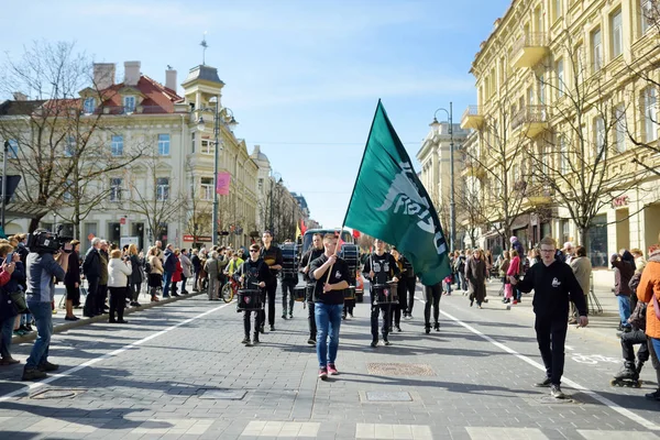 VILNIUS, LITHUANIA - APRIL 7, 2018: Personer som deltar på fysikerdagen (FiDi), en humoristisk hendelse som arrangeres årlig av Det vitenskapelige fakultet ved Universitetet i Vilnius – stockfoto