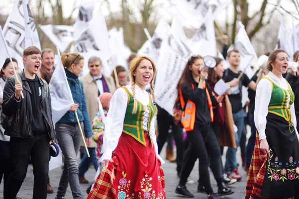 VILNIUS, LITHUANIA - APRIL 1, 2017: People participating in Physicists Day (FiDi), a humorous event organized annually by The Faculty of Physics of Vilnius University — Stock Photo, Image