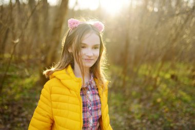 Güzel bir bahar gününde güzel bir kız eğleniyor. Çocuklarla aktif aile eğlencesi. Aile eğlencesi..
