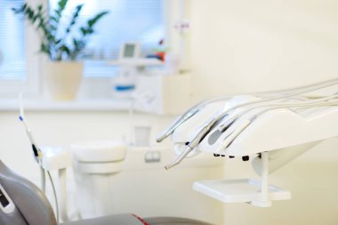 Diş hekimliği bürosunda farklı diş aletleri ve aletleri