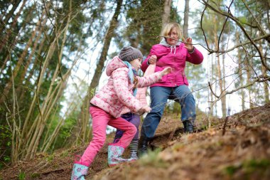 İki tatlı kız kardeş güzel bir bahar günü büyükanneleriyle ormanda yürüyüş yapıyorlar. Doğayı keşfeden çocuklar.