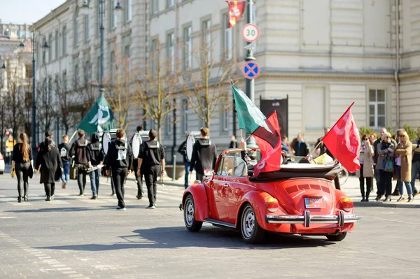 VILNIUS, LITUANIA - 7 DE ABRIL DE 2018: Personas que participan en el Día de los Físicos (FiDi), un evento humorístico organizado anualmente por la Facultad de Física de la Universidad de Vilna —  Fotos de Stock