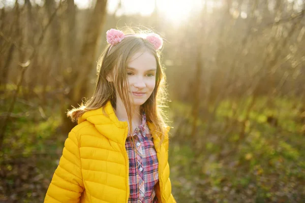 Ragazza carina divertirsi nella bella giornata di primavera. Tempo libero famiglia attiva con i bambini. Divertimento in famiglia all'aperto . — Foto Stock