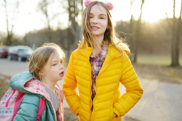 Dvě malé sestry se spolu baví o krásném jarním dni. Aktivní rodinný volný čas s dětmi. Rodinná zábava venku. — Stock fotografie