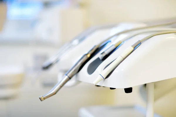 Различные стоматологические инструменты и инструменты в офисе стоматолога — стоковое фото