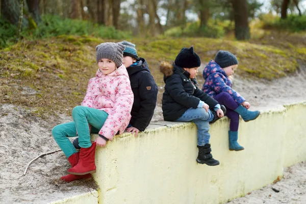 Vier schattige kleine kinderen hebben plezier samen op mooie lentedag. Grappige kinderen die samen buiten rondhangen. — Stockfoto