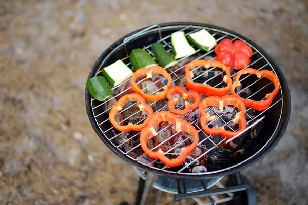 Squash and bell peppers grilled on metal grilling grid outdoors. — Stock Photo, Image