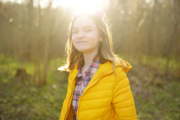 Linda chica divirtiéndose en hermoso día de primavera. Activo ocio familiar con niños. Diversión familiar al aire libre . — Foto de Stock