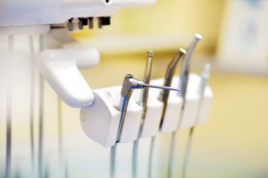 Diş hekimliği bürosunda farklı diş aletleri ve aletleri