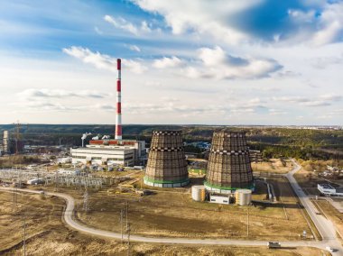 Isıtma tesisi ve termal santralin havadan görüntüsü. Şehrin ısıtması için modern enerji santralinin birleşimi. Sanayi bölgesi, Vilnius, Litvanya.