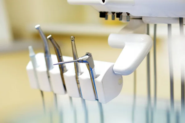 Различные стоматологические инструменты и инструменты в офисе стоматолога — стоковое фото