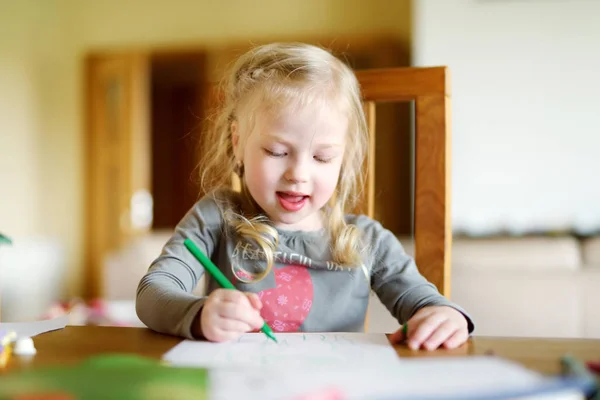Χαριτωμένο κοριτσάκι ζωγραφίζει με πολύχρωμα μολύβια σε παιδικό σταθμό. Δημιουργική ζωγραφική παιδί στο σπίτι. — Φωτογραφία Αρχείου