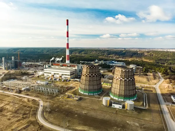 Вид с воздуха на теплоэлектростанцию и теплоэлектростанцию. Комбинированная современная электростанция для городского теплоснабжения. Индустриальная зона, Вильнюс . — стоковое фото