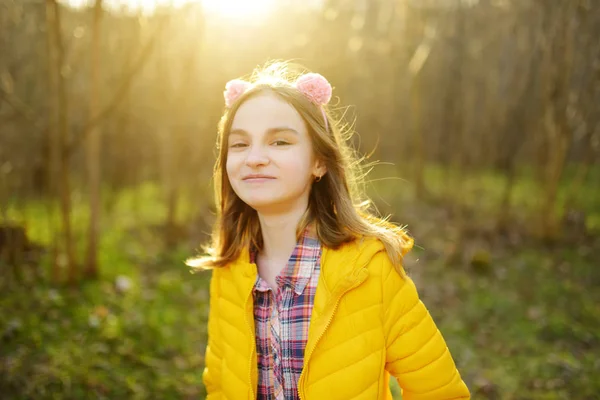 かわいい女の子は美しい春の日に楽しんでいます。子供とのアクティブな家族のレジャー。家族の楽しさ屋外. — ストック写真