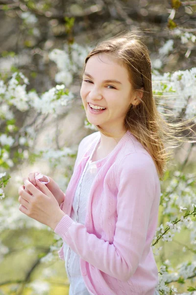 美しい春の日に咲くアップル ツリー ガーデンでのかわいい女の子. — ストック写真