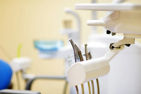 Différents instruments et outils dentaires dans un cabinet de dentistes — Photo