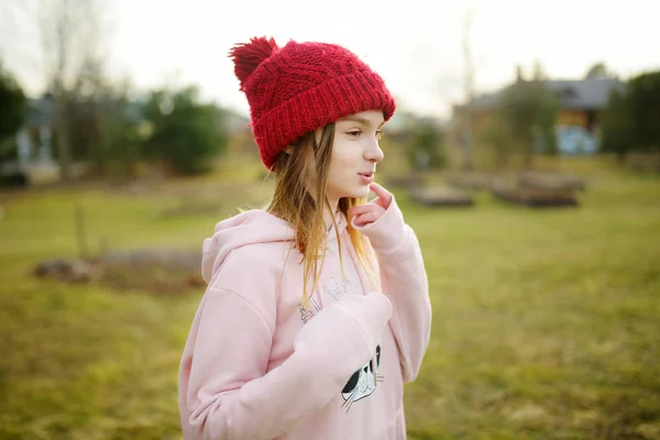 Linda chica divirtiéndose en hermoso día de primavera. Activo ocio familiar con niños. Diversión familiar al aire libre . —  Fotos de Stock