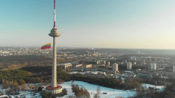 Гигантский литовский флаг, размахивающий на Вильнюсской телебашне в государственный праздник — стоковое видео