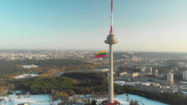 Obří litevská vlajka vlnící se na televizní věži ve Vilniusu o státním svátku — Stock video