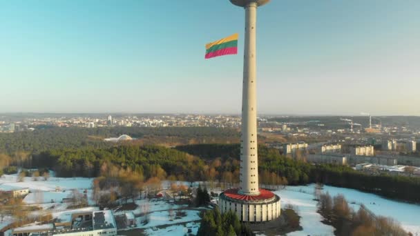 Bandera lituana gigante ondeando en la torre de televisión de Vilna en un día festivo — Vídeos de Stock