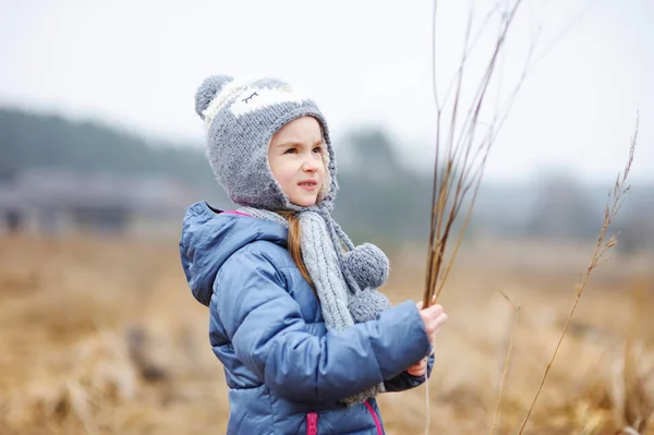 Schattig klein meisje dat plezier heeft tijdens boswandeling op mooie lentedag. Kind op verkenning in de natuur. — Stockfoto