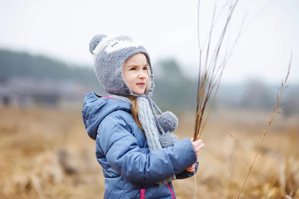 Cute little girl zabawy podczas spaceru po lesie na piękny wiosenny dzień. Dziecko odkrywające naturę. — Zdjęcie stockowe