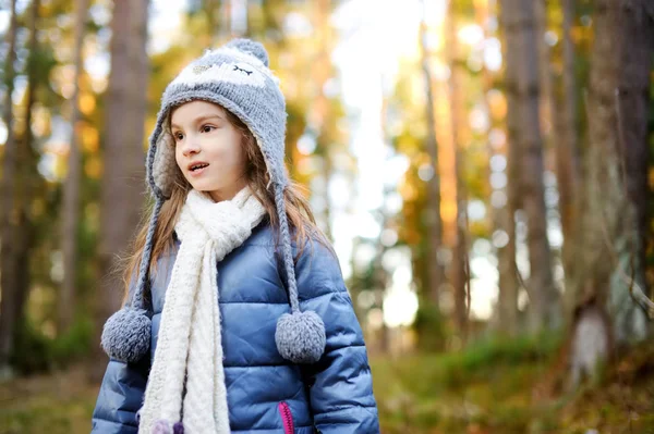 Aranyos kislány, aki jól érzi magát az erdei túrán a gyönyörű tavaszi napon. Gyermek felfedező természet. — Stock Fotó