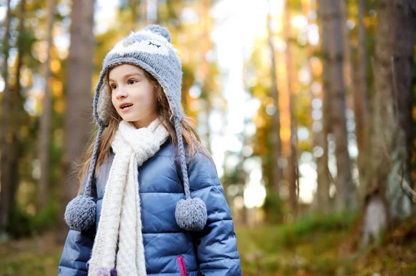 Söt liten flicka som har roligt under skogsvandringen på vackra vårdagen. Utforskande av naturen. — Stockfoto