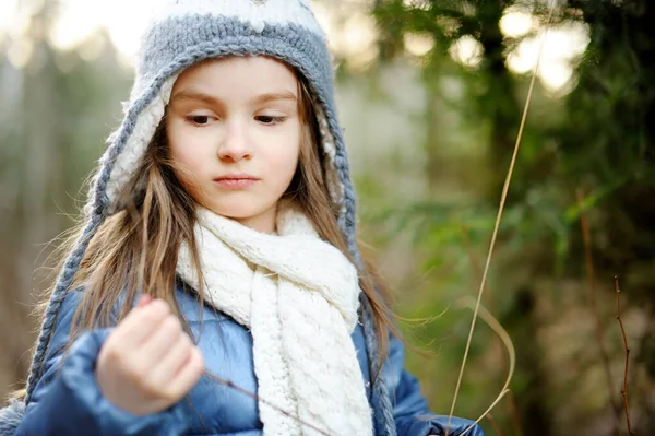 Schattig klein meisje dat plezier heeft tijdens boswandeling op mooie lentedag. Kind op verkenning in de natuur. — Stockfoto