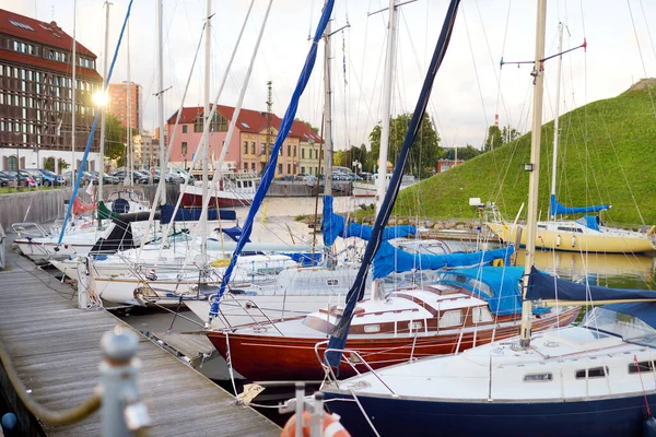 Hermosos yates junto al muelle en el club náutico en Klaipeda, Lituania . —  Fotos de Stock