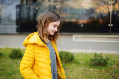 Güzel bir bahar gününde güzel bir genç kız eğleniyor. Çocuklarla aktif aile eğlencesi. Aile eğlencesi..