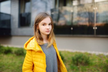 Güzel bir bahar gününde güzel bir genç kız eğleniyor. Çocuklarla aktif aile eğlencesi. Aile eğlencesi..