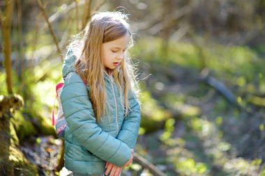 Güzel bir bahar gününde güzel bir genç kız eğleniyor. Çocuklarla aktif aile eğlencesi. Aile eğlencesi..