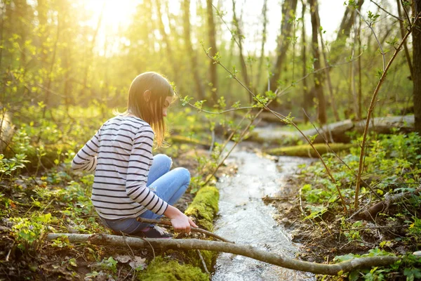 Schattig Jong Meisje Die Plezier Heeft Bij Een Rivier Warme — Stockfoto