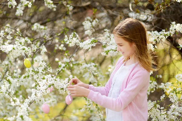 Adorable Jeune Fille Qui Amuse Dans Jardin Cerisiers Fleurs Beau — Photo