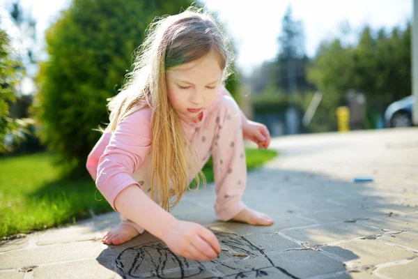 Schattig Klein Meisje Tekening Met Kleurrijke Krijtjes Een Stoep Zomer — Stockfoto