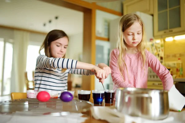 Deux Jolies Jeunes Sœurs Teignant Des Œufs Pâques Maison Enfants — Photo