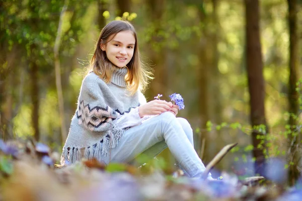 Urocza Młoda Dziewczyna Zbierająca Pierwsze Kwiaty Wiosny Lesie Piękny Słoneczny — Zdjęcie stockowe