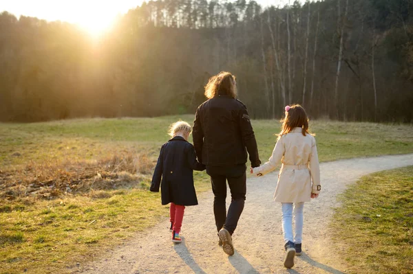 Två Söta Små Systrar Vandrar Skog Med Sin Far Vacker — Stockfoto