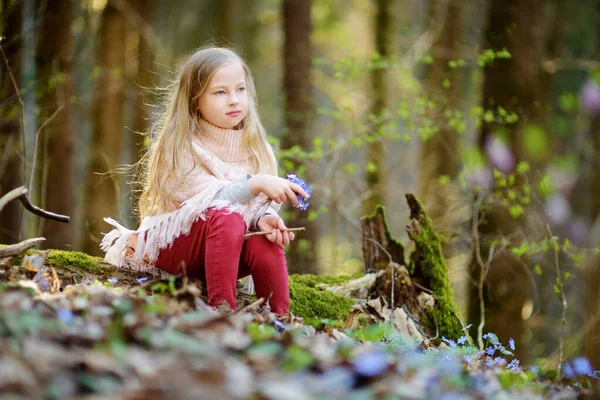 Schattig Jong Meisje Plukt Eerste Lentebloemen Het Bos Een Prachtige — Stockfoto