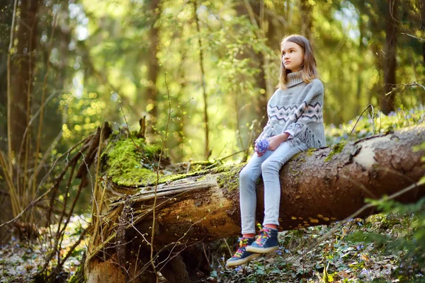 Söt Ung Flicka Plocka Första Blommorna Våren Skogen Vackra Soliga — Stockfoto