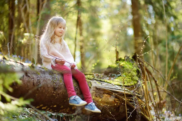 Schattig Jong Meisje Plukt Eerste Lentebloemen Het Bos Een Prachtige — Stockfoto